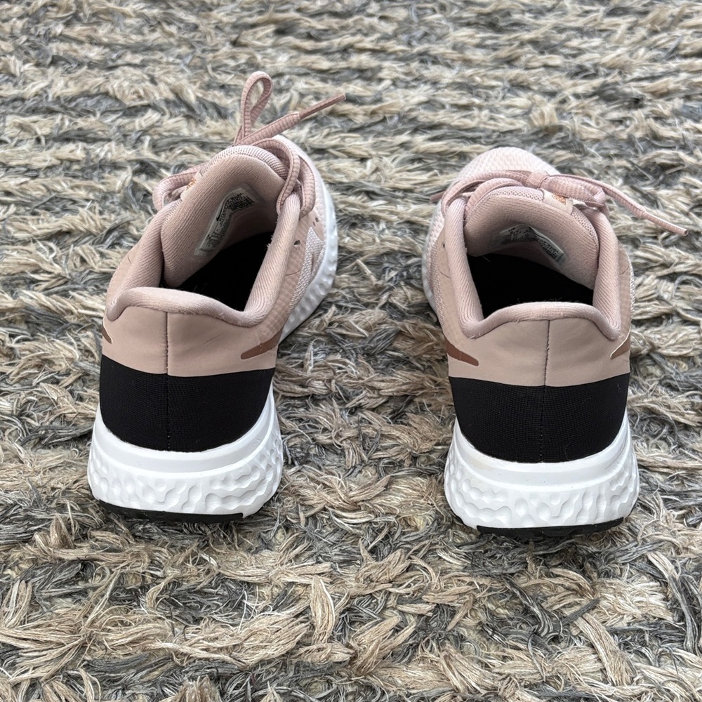 Nike Women's Blush and Black Running Sneakers, Size 6 - Picture 3 of 10